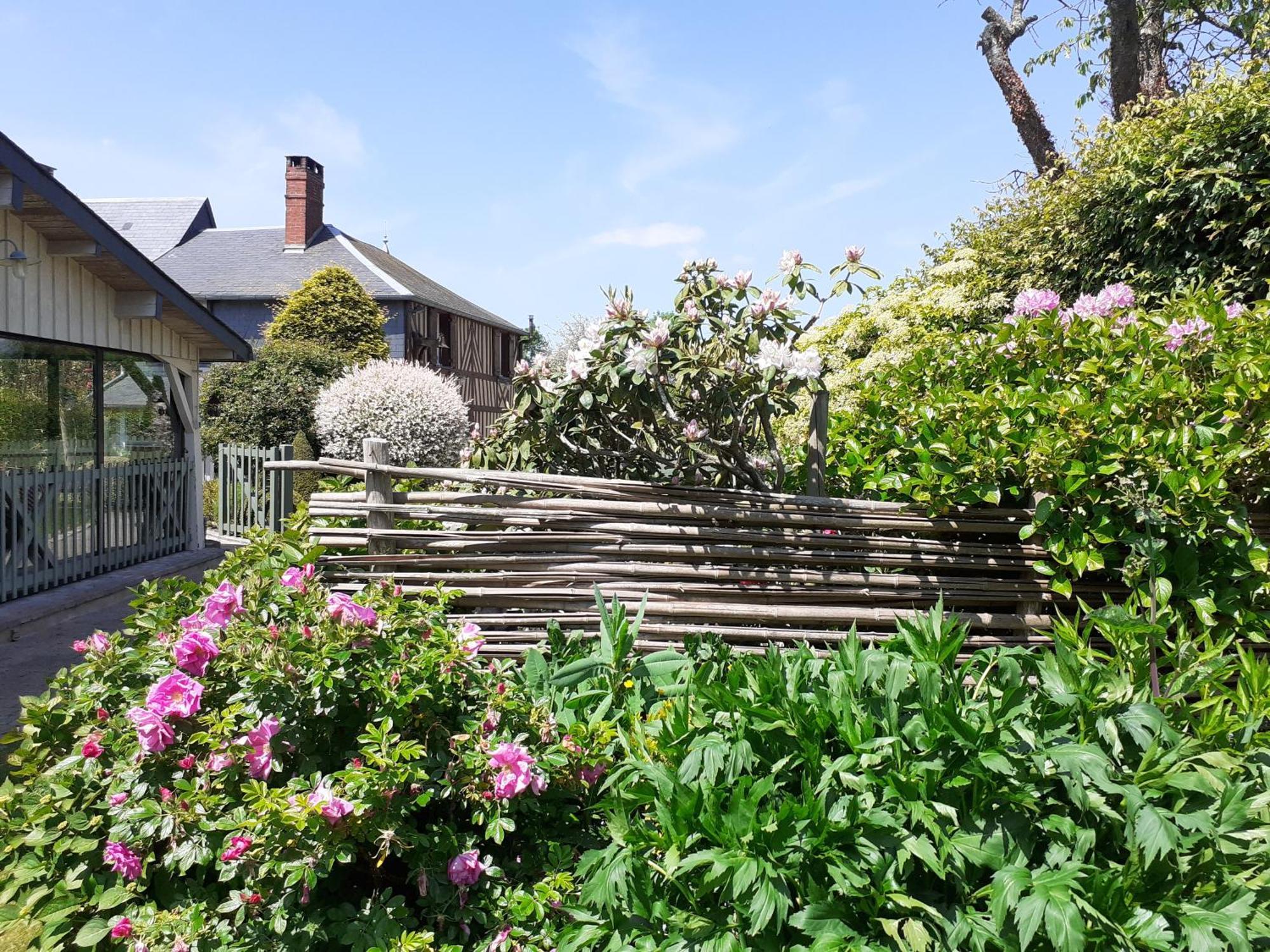 Hotel Au p'tit jardin Saint-Sylvestre-de-Cormeilles Exterior foto